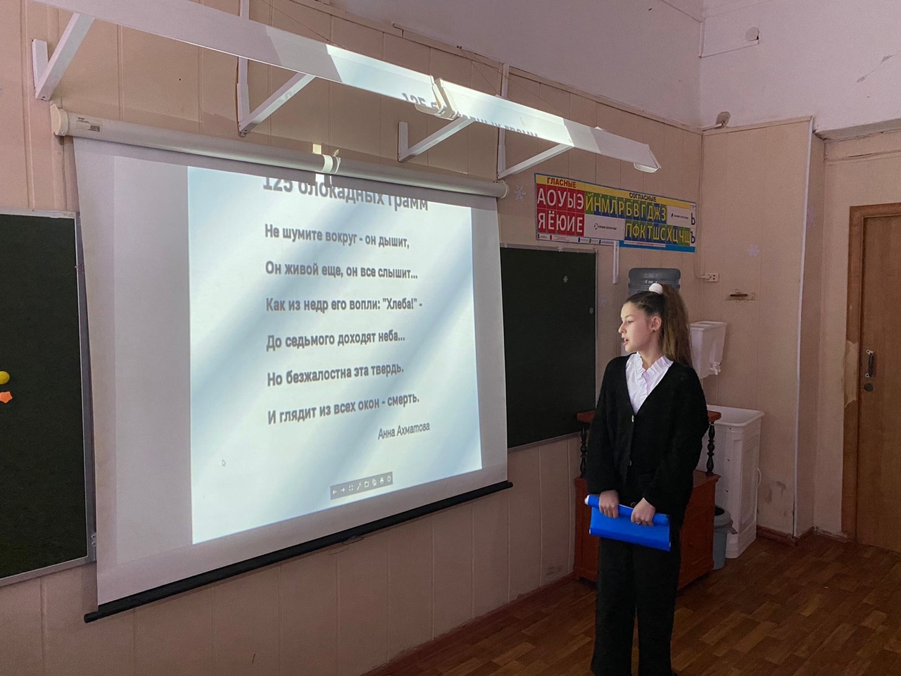 26 и 27 января учащиеся 5-го класса выступили перед ребятам из начальной школы и ученикам 6-х классов с рассказом о Блокадном Ленинграде.