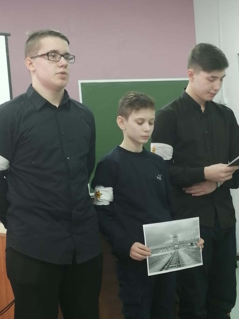 30 января, 8-е классы нашей школы приняли участие в открытом интегрированном уроке по истории "Маленькие жизни холокоста".