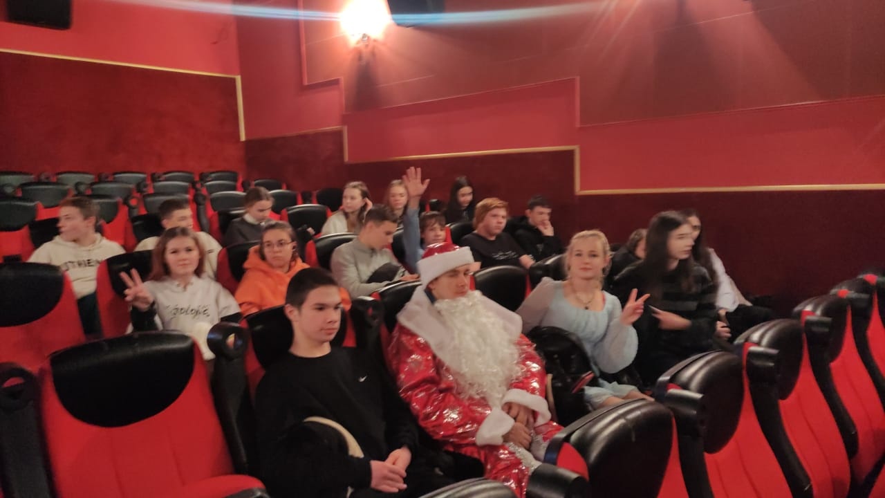 4 «Б» и 8-е классы отлично провели сегодня время в кинотеатре, посмотрели фильм «Манюня: новогодние приключения»