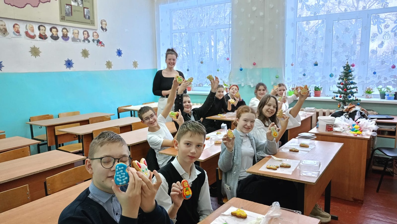 21 декабря в нашей школе для учащихся 1-6 классов прошёл вкусный новогодний мастер-класс "Пряничный шедевр".