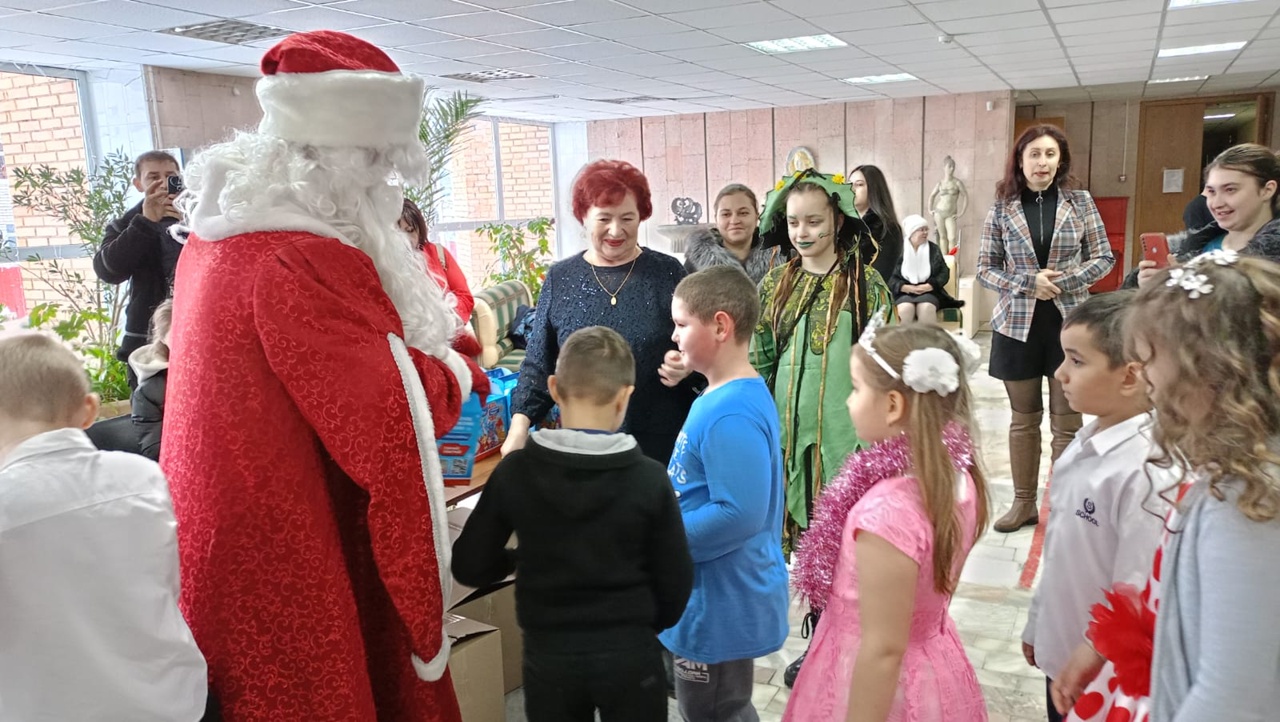 28-го декабря учащиеся начальной школы побывали на Новогодних ёлках в Доме народного творчества.