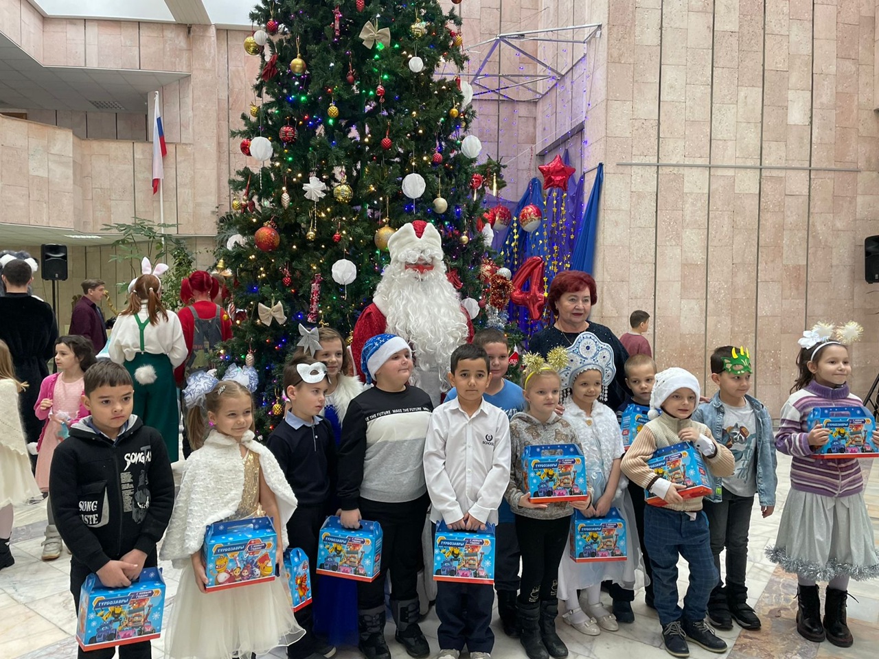 28-го декабря учащиеся начальной школы побывали на Новогодних ёлках в Доме народного творчества.
