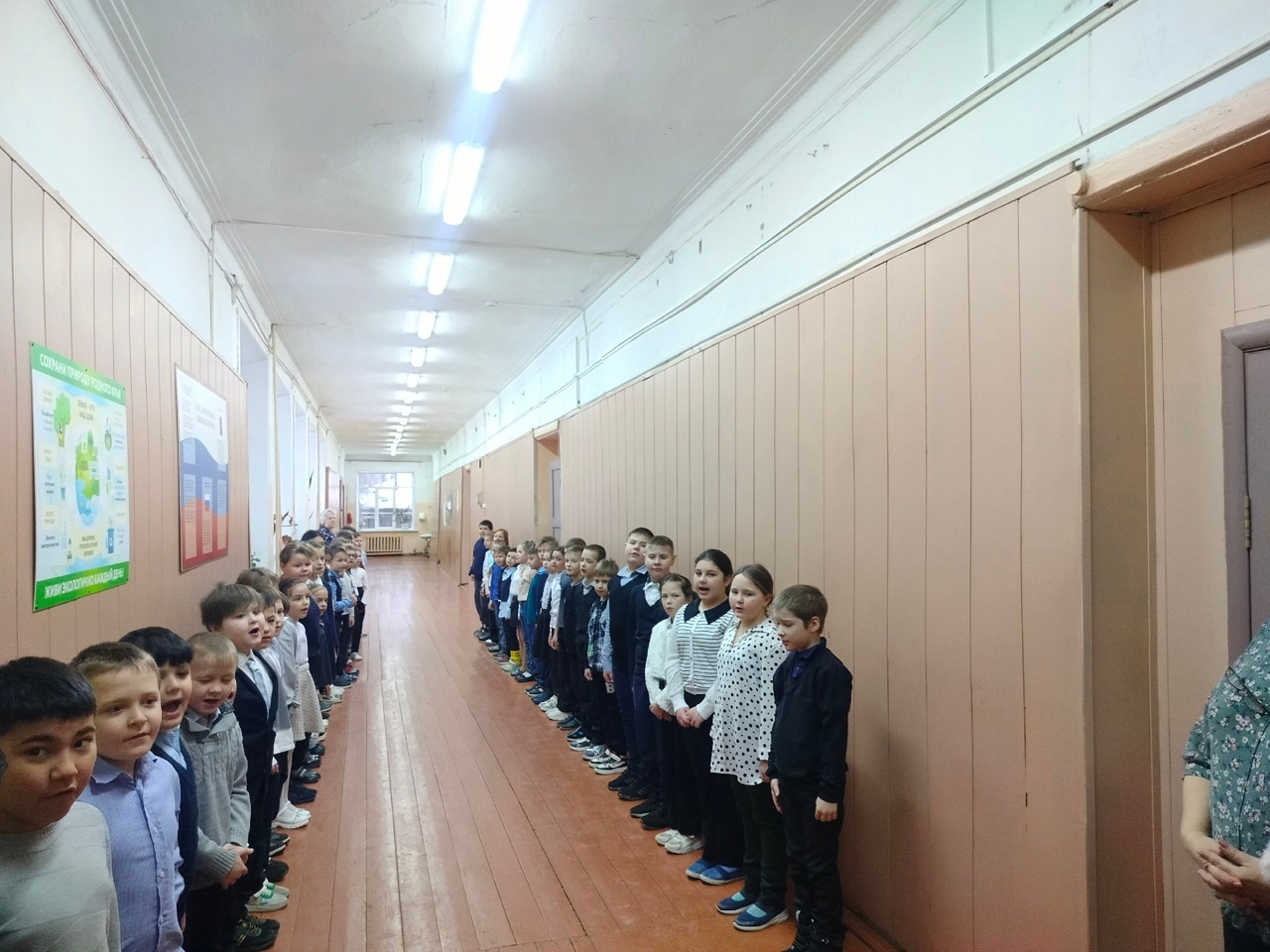 12 февраля в школе прошла еженедельная линейка, которая началась с выноса государственного флага Российской Федерации и исполнения гимна.