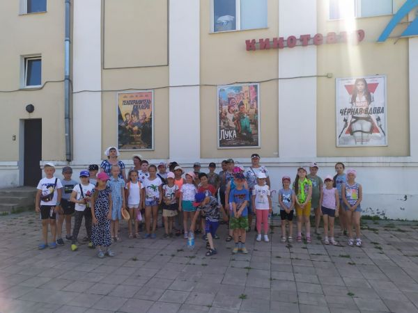 21 июня воспитанники пришкольного лагеря посетили кинотеатр..